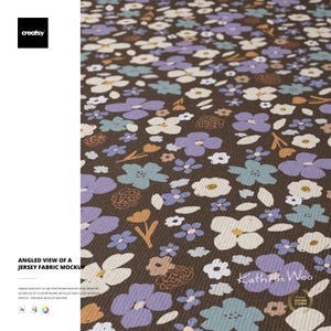 Peut inclure: Vue en angle d'une maquette de tissu jersey avec un fond marron et un motif floral blanc, violet et bleu. Le texte "creatsy" est en haut à gauche. Le texte "ANGLED VIEW OF A JERSEY FABRIC MOCKUP" est sur le côté gauche.