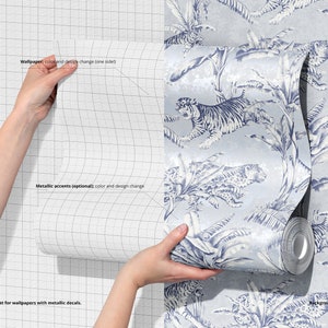 K&ouml;nnte beinhalten: Ein Mockup einer Tapetenrolle mit einem blauen und wei&szlig;en Muster aus Tigern und Palmenbl&auml;ttern. Die Tapete wird auf eine Wand mit einem Rastermuster angebracht. Der Text "Wallpaper color and design change tone side", "Metallic accents (optional) color and design change", und "Mockups will also work great for wallpapers with metallic decals." ist auf dem Bild sichtbar.