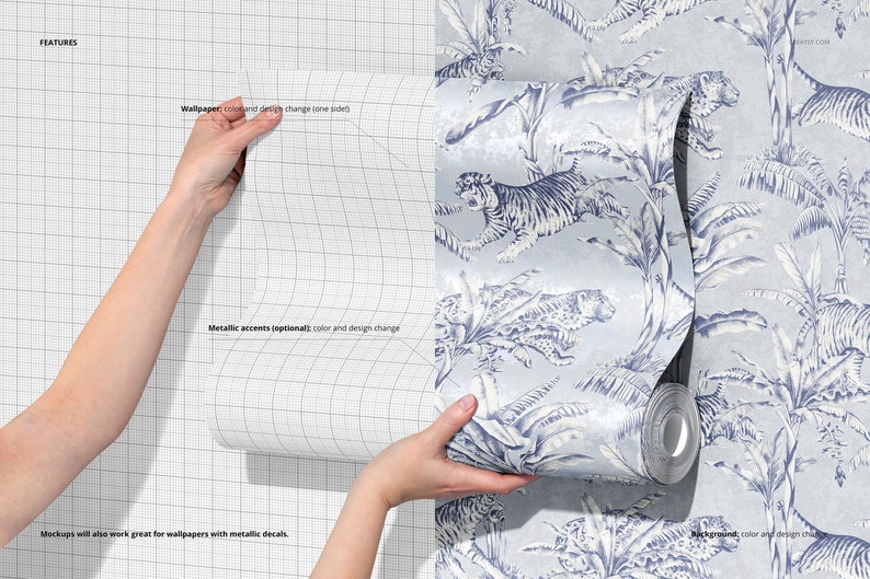 K&ouml;nnte beinhalten: Ein Mockup einer Tapetenrolle mit einem blauen und wei&szlig;en Muster aus Tigern und Palmenbl&auml;ttern. Die Tapete wird auf eine Wand mit einem Rastermuster angebracht. Der Text "Wallpaper color and design change tone side", "Metallic accents (optional) color and design change", und "Mockups will also work great for wallpapers with metallic decals." ist auf dem Bild sichtbar.