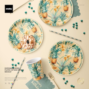 Könnte beinhalten: Ein Mockup aus Einweg-Papiertellern, einem Becher und einer Serviette mit tropischem Ananas- und Blumendesign. Die Teller und der Becher tragen den Aufdruck "Happy Birthday". Auf einem Teller liegt ein Donut. Gabel, Löffel und Strohhalm sind ebenfalls enthalten.