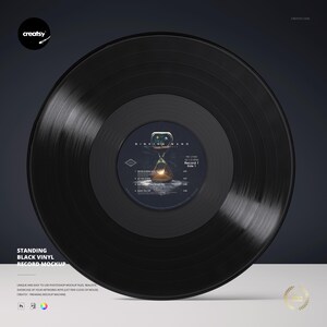 Peut inclure: Un disque vinyle noir avec une étiquette centrale ornée d'un sablier. Le disque présente des rainures et une surface brillante. L'étiquette affiche "BINKING BAND" et des titres de chansons. Il s'agit d'une maquette de design d'album musical.