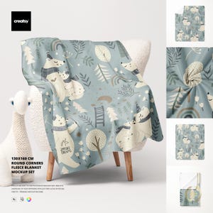 Puede incluir: Una manta polar con un diseño caprichoso de osos y bosque en tonos de azul, blanco y marrón. La manta mide 130 x 160 cm y tiene esquinas redondeadas. El diseño incluye osos, árboles y arcoíris.