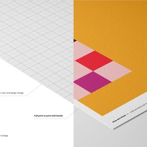 Może przedstawiać: Druk artystyczny z geometrycznym wzorem na ż&oacute;łtym tle, z r&oacute;żowymi, czerwonymi i fioletowymi kwadratami. Druk zawiera tekst "Fine Art Print - Handmade in Germany" w prawym dolnym rogu.
