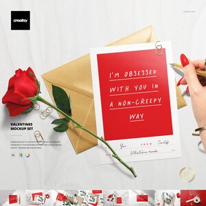 Puede incluir: Un conjunto de maquetas del Día de San Valentín con una rosa roja, un sobre de papel kraft y una tarjeta de felicitación con el texto "I'M OBSESSED WITH YOU IN A NON-CREEPY WAY." También se ven clips dorados y un bolígrafo.