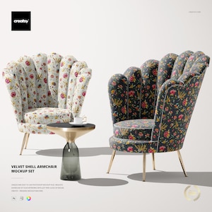 Könnte beinhalten: Zwei Muschelsessel aus Samt mit floralen Mustern und goldenen Beinen. Ein Stuhl hat einen weißen Hintergrund mit rosa und gelben Blumen, der andere einen dunklen Hintergrund mit roten und gelben Blumen. Zwischen den Stühlen steht ein kleiner Beistelltisch mit schwarzer Platte und Glasfuß.