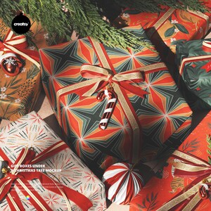 Presentförpackningar under en julgransmodell