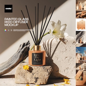 Op de afbeelding: Een amberkleurige glazen rietverspreider met zwarte rietjes en een gouden kraag, met de tekst "Into The Light". De verspreider staat op een steen met een witte bloem en houten accenten. De tekst "Painted Glass Reed Diffuser Mockup" is ook aanwezig.