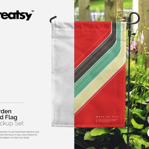 Peut inclure: Une maquette de deux drapeaux de jardin. Un drapeau est blanc et l'autre est rouge avec des rayures noires et vertes. Les drapeaux sont attachés à un poteau en métal noir. Le texte "MOCK UP FILE" est imprimé sur le drapeau rouge.