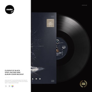 Peut inclure: Maquette de vinyle noir et de pochette d'album. La pochette de l'album est sombre avec du texte blanc et un autocollant doré. Le disque est noir et brillant. Le texte sur la pochette de l'album se lit «AND». L'image comprend également le texte «GROS PLAN DE VINYLE NOIR ET MAQUETTE DE COUVERTURE D'ALBUM».