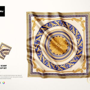 Può includere: Un set di mockup di una sciarpa di raso con un motivo barocco dorato e blu. La sciarpa è piegata e drappeggiata su uno sfondo bianco.