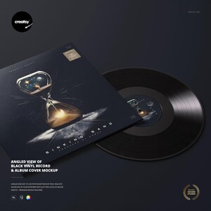 Peut inclure: Vue en angle d'un vinyle noir et d'une maquette de pochette d'album. La pochette de l'album présente un design de sablier avec un ciel étoilé et le texte "Sinking Sand". Le disque est noir.