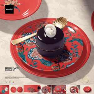 Könnte beinhalten: Rote Keramikplatten mit floralem Design, mit einem Kuchen und einem goldenen Löffel. Die Teller haben einen leuchtend roten Hintergrund mit blau-grünen Blumenmustern. Der Kuchen ist dunkel mit einer weißen Spirale oben. Der Text "CERAMIC PLATES MOCKUP SET" ist ebenfalls enthalten.