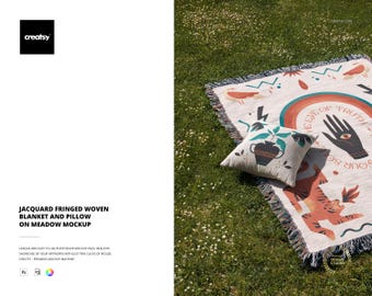 Maqueta de manta y almohada tejidas con flecos de jacquard sobre un prado