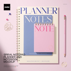 Puede incluir: Una maqueta de bloc de notas, planificador y cuaderno con espiral. El planificador es de color crema con la palabra "PLANNER" en azul y "NOTES" en azul. Un bloc de notas rosa con la palabra "NOTE" está encima. Un lápiz rosa está a la derecha.
