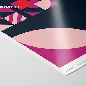Op de afbeelding: Een close-up van een fine art print met een geometrisch ontwerp. De print toont vormen in roze, rood en marineblauw. De tekst "SAMPLE DESIGN APPLIED" is zichtbaar bovenaan. De print heeft een glanzende afwerking.