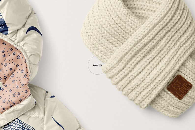 Op de afbeelding: Een witte gebreide sjaal met een bruin leren patch waarop "EST LOVE" staat.