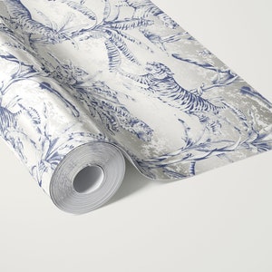 K&ouml;nnte beinhalten: Eine Rolle wei&szlig;e Tapete mit einem blauen und silbernen Muster aus Tigern und Bl&auml;ttern.
