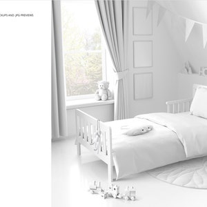 Puede incluir: Cama blanca para ni&ntilde;os peque&ntilde;os con un edred&oacute;n blanco y una almohada blanca. La cama est&aacute; en una habitaci&oacute;n blanca con una alfombra blanca y un oso de peluche blanco sentado en un alf&eacute;izar de la ventana. La habitaci&oacute;n tambi&eacute;n tiene cortinas blancas, marcos blancos y una mesita de noche blanca.