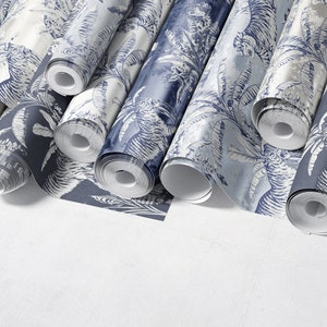 K&ouml;nnte beinhalten: Rollen von blauer und wei&szlig;er gemusterter Tapete mit tropischem Blattdesign.