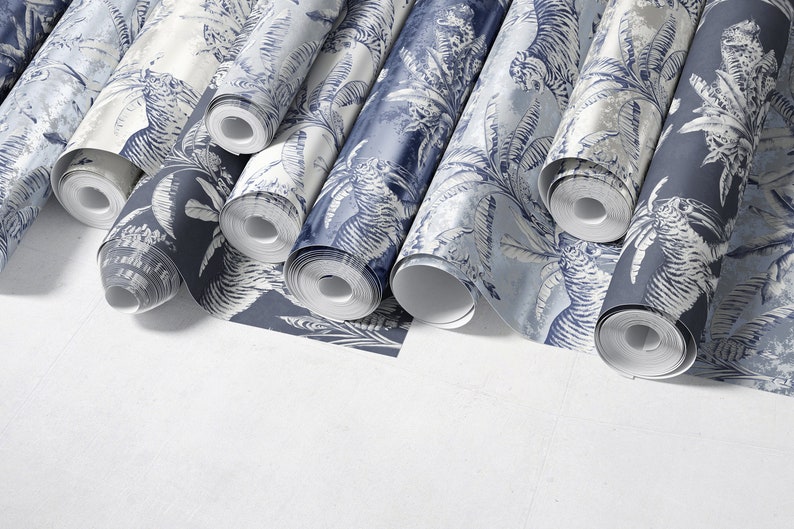K&ouml;nnte beinhalten: Rollen von blauer und wei&szlig;er gemusterter Tapete mit tropischem Blattdesign.