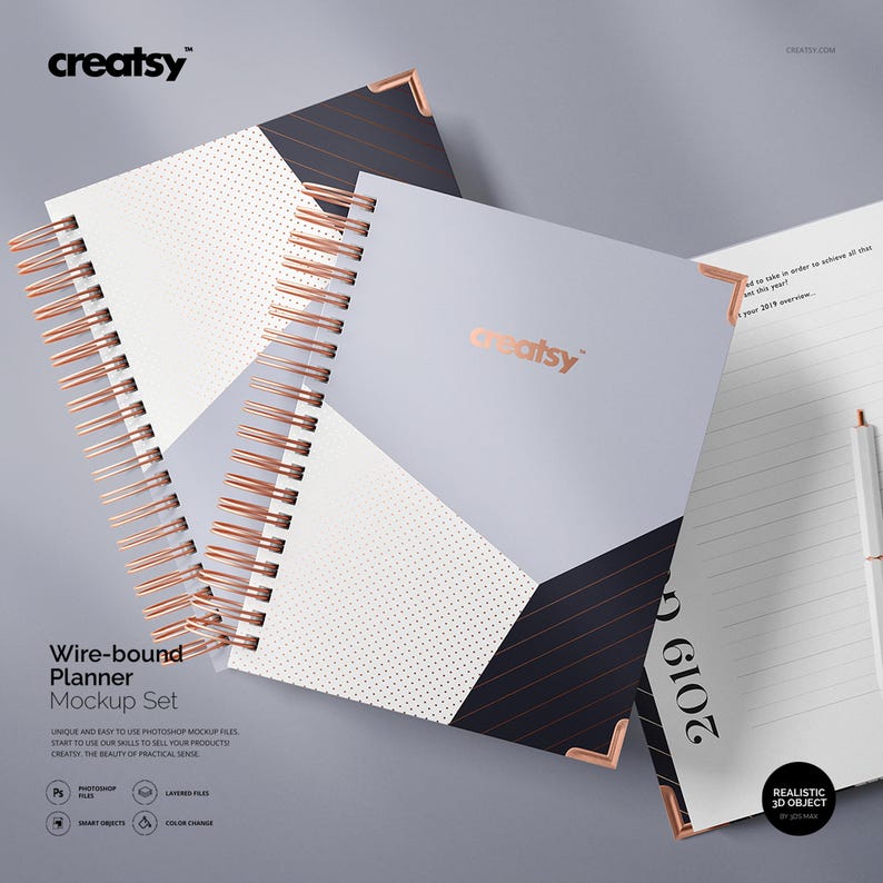 Draadgebonden planner-mockupset PSD, spiraalvormig notitieboek flatlay met koperen binding en pen afbeelding 1