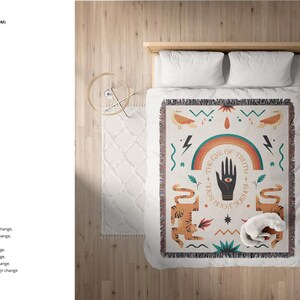 K&ouml;nnte beinhalten: Eine wei&szlig;e gewebte Wolldecke mit einem farbenfrohen Design, das eine Hand mit einem Auge, einen Regenbogen und Tiger zeigt. Der Text "The Eye of Truth + Being" ist auf der Decke geschrieben.
