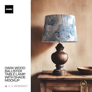 Puede incluir: Una lámpara de mesa de balaustre de madera oscura con una pantalla estampada en azul y blanco. La lámpara está sobre una mesa de madera. La imagen incluye el texto "DARK WOOD BALUSTER TABLE LAMP WITH SHADE MOCKUP".
