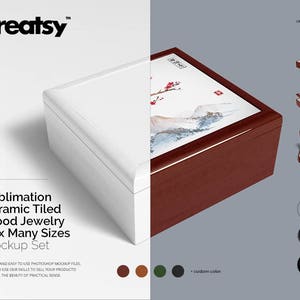 Może przedstawiać: Zestaw makiety drewnianego pudełka na biżuterię z płytkami ceramicznymi do sublimacji. Pudełko ma białą ceramiczną górę i ciemną drewnianą ramę. Tekst na pudełku brzmi "Sublimation Ceramic Tiled Wood Jewelry Box Many Sizes Mockup Set".