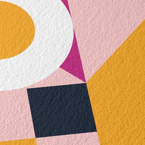 Może przedstawiać: Abstrakcyjny wz&oacute;r geometryczny z białym kołem, ż&oacute;łtym kołem, r&oacute;żowym tr&oacute;jkątem, czarnym kwadratem i ż&oacute;łtym tłem. Tekst "QUALITY IS EVERYTHING" znajduje się w lewym g&oacute;rnym rogu.