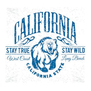 Puede incluir: Diseño gráfico azul con un oso rugiente y la palabra "CALIFORNIA" arqueada. El texto incluye "STAY TRUE West Coast" y "STAY WILD Long Beach". El diseño tiene un aspecto vintage.