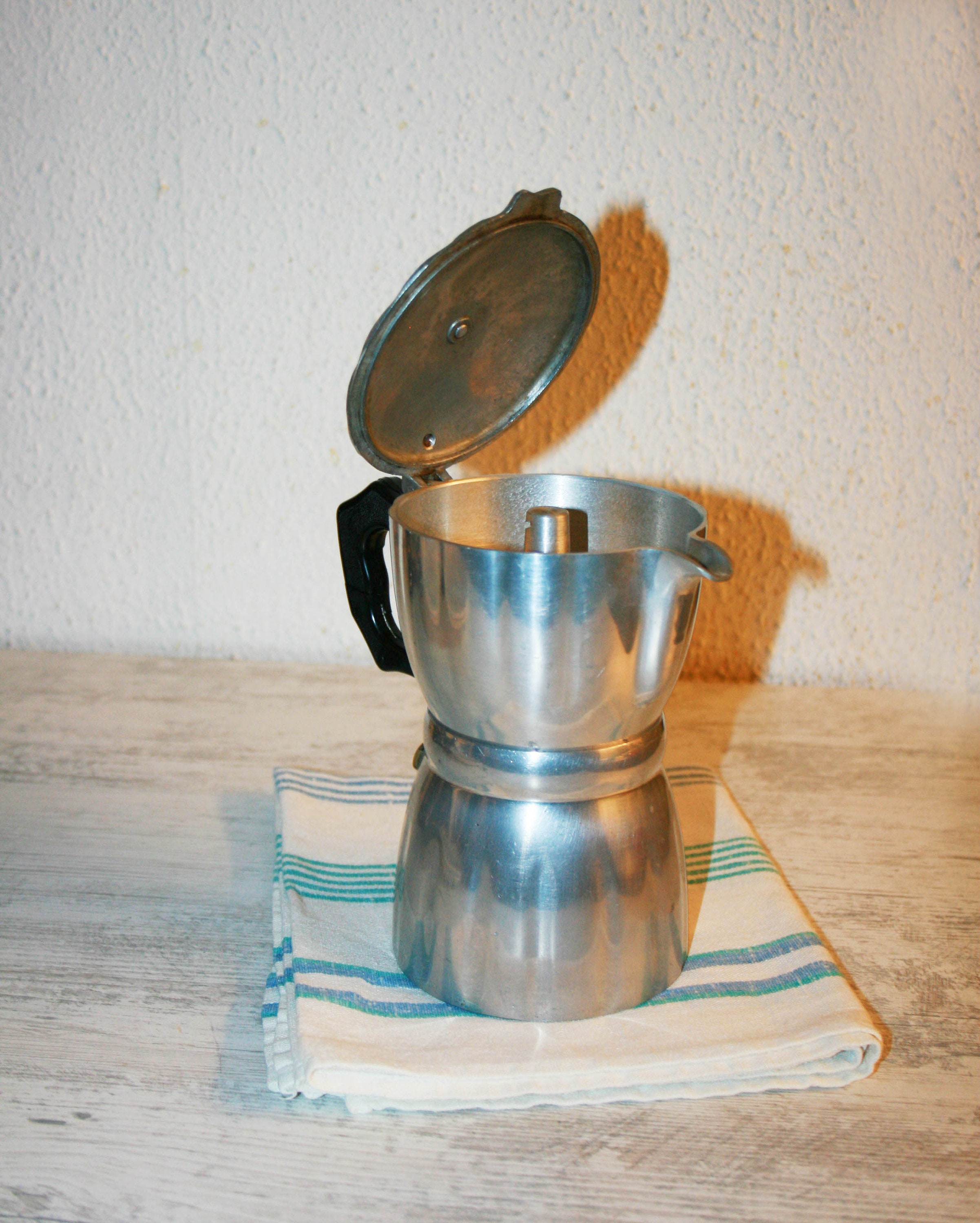 Cafetera vintage hecha de accesorios de tubería -  México