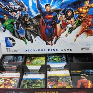 Mejora del inserto de construcción de mazos de DC Comics - Construcción de mazos de Cryptozoic - Rick y Morty - Personalizado - Divisor - Clasificador - Cartas con fundas - Regalos para jugadores
