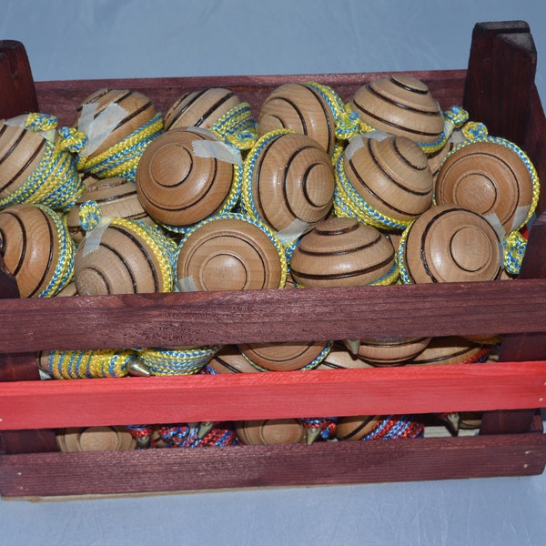 Hand-decorated wooden spinning top 6 cm