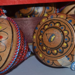 Hand-decorated wooden spinning top, 8 cm