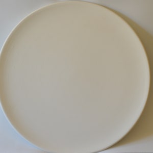 Flat plate scale in white terracotta to decorate