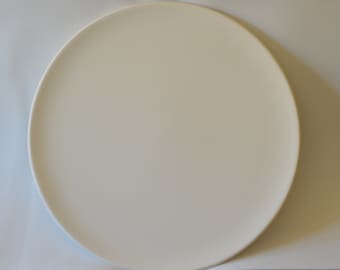 Flat plate scale in white terracotta to decorate