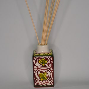 Ceramiczny pojemnik na perfumy marki Castelli, wykonany ręcznie i ręcznie malowany, upominki o wymiarach 11x5x5 cm