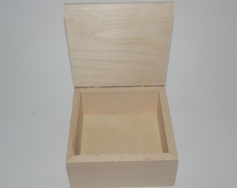 Square box in beech wood 16x16x7 cm