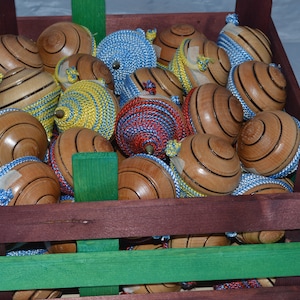Hand-decorated wooden spinning top, 8 cm