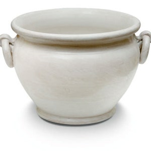 Può includere: Un vaso in ceramica bianca con due manici. Il vaso ha una forma arrotondata e una finitura liscia e opaca.