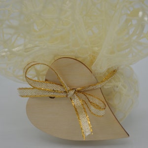Bomboniera personalizzata matrimonio con cuore in legno .