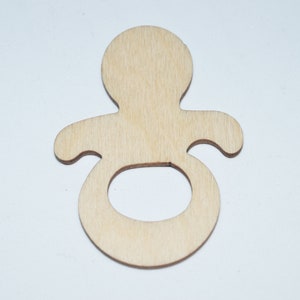 Puede incluir: Un recorte de madera de un chupete para bebé, perfecto para proyectos de manualidades o para agregar un toque de fantasía a la decoración del hogar.