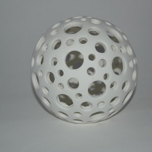 Hand-pierced ball in white ceramic 12 cm