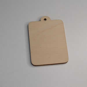 Sagoma etichetta, ciondolo, in legno rettangolare cm 6,5x4,5  fatta a mano