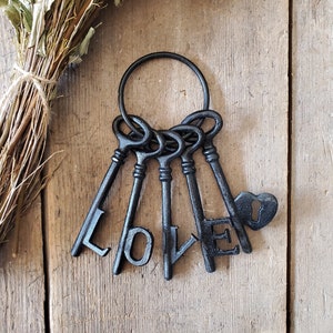 Hängende Liebesschlüssel, Gusseisenschlüssel, Bauernhausdekor, Jailer-Schlüssel, antikes Schlüsseldekor, Eisen-Wanddekor Bild 3