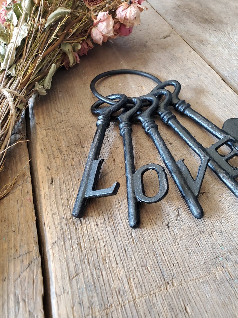 Hängende Liebesschlüssel, Gusseisenschlüssel, Bauernhausdekor, Jailer-Schlüssel, antikes Schlüsseldekor, Eisen-Wanddekor Bild 4