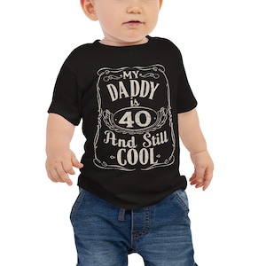 私のパパは40歳でもまだクール、パパの40歳の誕生日に贈る子供用の面白いTシャツ、ビンテージスタイルのベビージャージー半袖Tシャツ