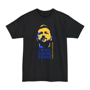 Tamanhos altos Camiseta, Eu não estou jogando cartas Zelensky Camiseta, Fique com a Ucrânia, Trump Ucrânia Camiseta, Apoie a Ucrânia, Ucrânia Bandeira Camiseta