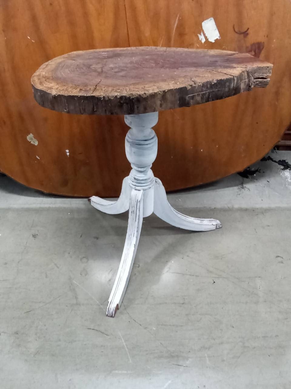 Table d'appoint/de bout/d'entrée flammée personnalisée Live Edge de style renaissance rustique Duncan Phyfe