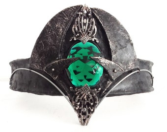 black silver elven fantasy crown tiara with a green glas stone · headpiece for a dark elven queen oder king · elf larp cosplay